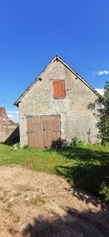 AUNEUIL!! 

Au cœur du village, découvrez cette charmante maison ancienne d’environ 110 m², à proximité des écoles, du collège et de toutes les commodités.

Elle offre une cuisine avec cheminée d’époque tubée pour poêle à bois, un séjour-salon, salle de bains et WC. À l’étage : 3 chambres, dont une en enfilade.

🌳 Le tout sur une parcelle de plus de 500 m², avec garage, cave et atelier.

🔨 Des travaux sont à prévoir pour révéler tout le potentiel de cette maison pleine de charme !

✨ Une belle opportunité pour les amoureux de l’ancien et les projets à personnaliser !