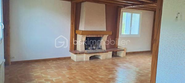 Découvrez cette agréable maison d'environ 120 m² habitables, implantée sur un terrain de 1000 m², offrant de beaux volumes et un fort potentiel pour accueillir votre famille.
Dès l'entrée, vous serez séduit par un hall spacieux avec placard de rangement. Le salon-séjour, lumineux, est agrémenté d'une cheminée à foyer ouvert, créant une atmosphère chaleureuse. Les fenêtres en PVC double vitrage, récemment remplacées, assurent un bon confort thermique et acoustique.
La maison dispose de trois belles chambres, d'une salle de bains au rez-de-chaussée, d'un WC indépendant, ainsi que d'un point d'eau à l'étage, offrant un confort supplémentaire au quotidien.
Le sous-sol complet, accessible par une porte de garage motorisée, constitue un véritable atout. Il comprend une buanderie, un WC, un atelier et de vastes espaces de rangement.
Terrain piscinable et grand cabanon de jardin.
Parmi les prestations complémentaires :
DPE : D
Chauffe-eau récent
Fenêtres PVC double vitrage
Porte de garage électrique
Terrain de 1000 m²

Une maison lumineuse, fonctionnelle et soigneusement entretenue, idéale pour une famille ou pour toute personne à la recherche d'un bien offrant de beaux volumes et de nombreuses possibilités.