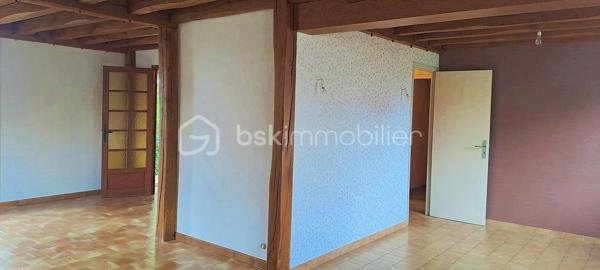 Découvrez cette agréable maison d'environ 120 m² habitables, implantée sur un terrain de 1000 m², offrant de beaux volumes et un fort potentiel pour accueillir votre famille.
Dès l'entrée, vous serez séduit par un hall spacieux avec placard de rangement. Le salon-séjour, lumineux, est agrémenté d'une cheminée à foyer ouvert, créant une atmosphère chaleureuse. Les fenêtres en PVC double vitrage, récemment remplacées, assurent un bon confort thermique et acoustique.
La maison dispose de trois belles chambres, d'une salle de bains au rez-de-chaussée, d'un WC indépendant, ainsi que d'un point d'eau à l'étage, offrant un confort supplémentaire au quotidien.
Le sous-sol complet, accessible par une porte de garage motorisée, constitue un véritable atout. Il comprend une buanderie, un WC, un atelier et de vastes espaces de rangement.
Terrain piscinable et grand cabanon de jardin.
Parmi les prestations complémentaires :
DPE : D
Chauffe-eau récent
Fenêtres PVC double vitrage
Porte de garage électrique
Terrain de 1000 m²

Une maison lumineuse, fonctionnelle et soigneusement entretenue, idéale pour une famille ou pour toute personne à la recherche d'un bien offrant de beaux volumes et de nombreuses possibilités.