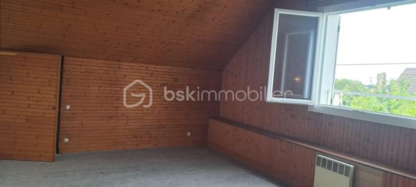 Découvrez cette agréable maison d'environ 120 m² habitables, implantée sur un terrain de 1000 m², offrant de beaux volumes et un fort potentiel pour accueillir votre famille.
Dès l'entrée, vous serez séduit par un hall spacieux avec placard de rangement. Le salon-séjour, lumineux, est agrémenté d'une cheminée à foyer ouvert, créant une atmosphère chaleureuse. Les fenêtres en PVC double vitrage, récemment remplacées, assurent un bon confort thermique et acoustique.
La maison dispose de trois belles chambres, d'une salle de bains au rez-de-chaussée, d'un WC indépendant, ainsi que d'un point d'eau à l'étage, offrant un confort supplémentaire au quotidien.
Le sous-sol complet, accessible par une porte de garage motorisée, constitue un véritable atout. Il comprend une buanderie, un WC, un atelier et de vastes espaces de rangement.
Terrain piscinable et grand cabanon de jardin.
Parmi les prestations complémentaires :
DPE : D
Chauffe-eau récent
Fenêtres PVC double vitrage
Porte de garage électrique
Terrain de 1000 m²

Une maison lumineuse, fonctionnelle et soigneusement entretenue, idéale pour une famille ou pour toute personne à la recherche d'un bien offrant de beaux volumes et de nombreuses possibilités.