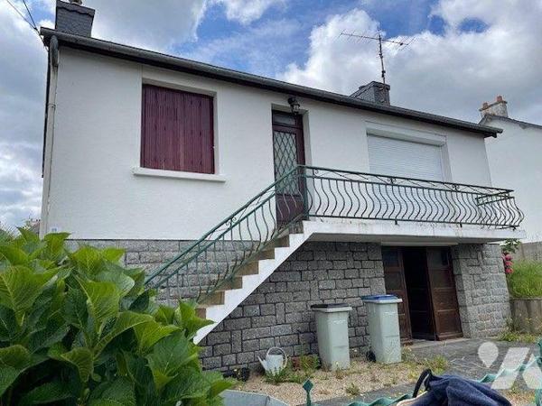 Pavillon comprenant au rez-de-chaussée un garage et une chambre.
A l'étage : un palier, un sal...