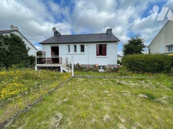 Pavillon comprenant au rez-de-chaussée un garage et une chambre.
A l'étage : un palier, un sal...