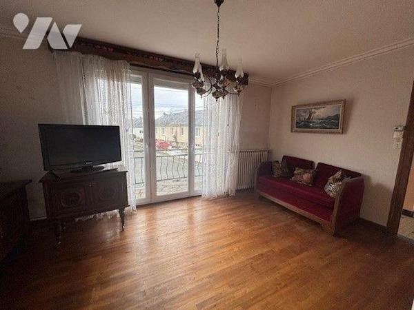 Pavillon comprenant au rez-de-chaussée un garage et une chambre.
A l'étage : un palier, un sal...