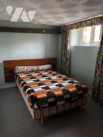 Pavillon comprenant au rez-de-chaussée un garage et une chambre.
A l'étage : un palier, un sal...