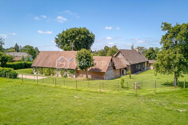 Au cœur du Pays d'Auge, dans un environnement préservé offrant une vue imprenable sur la vallée, cette élégante propriété normande conjugue le charme de la campagne, de beaux volumes et une situation idéale à seulement à 10 minutes de PONT-L-ÉVÊQUE et 25 minutes des plages de la Côte Fleurie.

Édifiée sur plus de 3,5 hectares de prairies closes, la propriété séduit immédiatement par son panorama exceptionnel, son intimité et son fort potentiel d'évolution : 300m2 de bâti.

La maison principale offre une atmosphère chaleureuse et lumineuse. La pièce de vie avec insert et la cuisine dinatoire équipée Howdens s'ouvrent sur un magnifique jardin d'hiver entièrement vitré, véritable pièce à vivre supplémentaire, permettant de profiter pleinement du paysage en toute saison.

Pensée pour le confort au quotidien, elle dispose d'une suite parentale avec salle d'eau privative en rez-de-chaussée, permettant une vie de plain-pied. À l'étage, une seconde suite ainsi que deux chambres supplémentaires et une salle de bain avec WC  accueillent famille et invités dans les meilleures conditions .

À l'extérieur, les espaces ont été conçus pour profiter pleinement du cadre naturel : prairies closes, bassin, potager, terrain de pétanque et espace piscinable composent un environnement propice à la détente comme aux projets de vie au vert.

Les dépendances représentent un véritable atout :

• Garage-atelier
• Grange
• Préau
• Annexe indépendante de 106 m² dans laquelle  quelques aménagements restent à prévoir.

Ces bâtiments offrent de nombreuses possibilités : activité professionnelle, maison d'amis, gîte, atelier d'artiste, espace de télétravail ou projet touristique.

Excellent DPE et assainissement conforme.

Une propriété rare sur le marché, idéale pour les amoureux de nature recherchant espace, vue, tranquillité et accessibilité, à quelques minutes seulement de toutes les commodités et des principaux axes de la région.