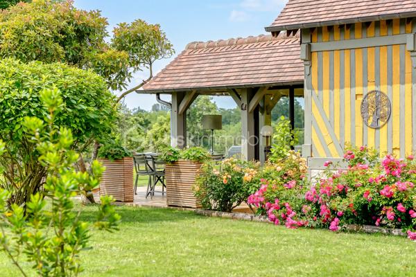 Au cœur du Pays d'Auge, dans un environnement préservé offrant une vue imprenable sur la vallée, cette élégante propriété normande conjugue le charme de la campagne, de beaux volumes et une situation idéale à seulement à 10 minutes de PONT-L-ÉVÊQUE et 25 minutes des plages de la Côte Fleurie.

Édifiée sur plus de 3,5 hectares de prairies closes, la propriété séduit immédiatement par son panorama exceptionnel, son intimité et son fort potentiel d'évolution : 300m2 de bâti.

La maison principale offre une atmosphère chaleureuse et lumineuse. La pièce de vie avec insert et la cuisine dinatoire équipée Howdens s'ouvrent sur un magnifique jardin d'hiver entièrement vitré, véritable pièce à vivre supplémentaire, permettant de profiter pleinement du paysage en toute saison.

Pensée pour le confort au quotidien, elle dispose d'une suite parentale avec salle d'eau privative en rez-de-chaussée, permettant une vie de plain-pied. À l'étage, une seconde suite ainsi que deux chambres supplémentaires et une salle de bain avec WC  accueillent famille et invités dans les meilleures conditions .

À l'extérieur, les espaces ont été conçus pour profiter pleinement du cadre naturel : prairies closes, bassin, potager, terrain de pétanque et espace piscinable composent un environnement propice à la détente comme aux projets de vie au vert.

Les dépendances représentent un véritable atout :

• Garage-atelier
• Grange
• Préau
• Annexe indépendante de 106 m² dans laquelle  quelques aménagements restent à prévoir.

Ces bâtiments offrent de nombreuses possibilités : activité professionnelle, maison d'amis, gîte, atelier d'artiste, espace de télétravail ou projet touristique.

Excellent DPE et assainissement conforme.

Une propriété rare sur le marché, idéale pour les amoureux de nature recherchant espace, vue, tranquillité et accessibilité, à quelques minutes seulement de toutes les commodités et des principaux axes de la région.