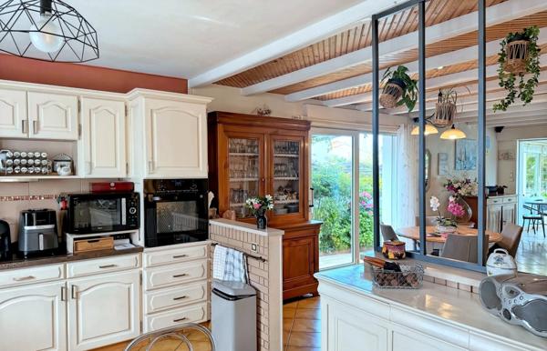 NOUVEAU PRIX – Plain-pied à la Pironnière avec jardin arboré et double garage