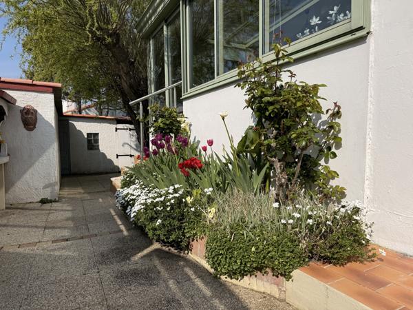 NOUVEAU PRIX – Plain-pied à la Pironnière avec jardin arboré et double garage