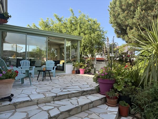 NOUVEAU PRIX – Plain-pied à la Pironnière avec jardin arboré et double garage