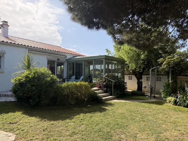 NOUVEAU PRIX – Plain-pied à la Pironnière avec jardin arboré et double garage