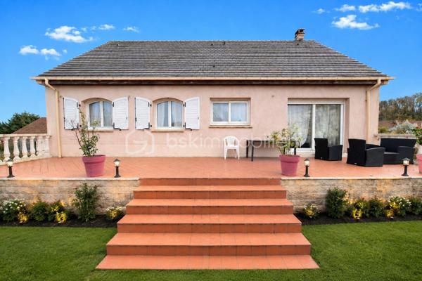 Située à seulement 5 minutes du centre commercial de Chauconin et 10 minutes de la gare de Meaux (Paris en 25 minutes), cette maison indépendante saura séduire les familles en quête d’espace, de luminosité et d’un fort potentiel d’aménagement.

- D’une surface habitable d’environ 160 m², elle offre au rez-de-chaussée une belle pièce de vie de 60 m² avec cuisine ouverte, baignée de lumière grâce à son exposition idéale. Vous trouverez également un WC, une salle de bains, ainsi que trois chambres confortables de 10 à 13 m².

- À l’étage, sur dalle béton, une vaste pièce brute de 50 m² vous permet de laisser libre cours à vos projets : deux chambres supplémentaires, salle d’eau, espace bureau… Un potentiel rare permettant d’atteindre jusqu’à cinq chambres au total.

La maison dispose également d’un sous-sol total, offrant un large espace de stockage, un atelier ou même la possibilité d’y aménager un espace supplémentaire selon vos besoins. Accès voitures inclus.

Édifiée sur un terrain de 616 m², elle bénéficie d’une exposition idéale qui garantit une luminosité optimale tout au long de la journée.

Quelques travaux de rafraîchissement permettront de sublimer ce bien déjà très attractif et d’y révéler tout son potentiel.
Ecoles maternelle et primaire su place, commerces de proximité ! Ligne de bus pour gar de MEAUX en 10 minutes pour un accès à paris en trajet direct 25 minutes.
Une opportunité rare sur le secteur, à visiter sans tarder ! 
*certaines photos ont eu un léger ""home staging"