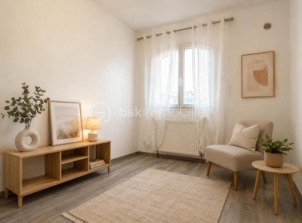 Située à seulement 5 minutes du centre commercial de Chauconin et 10 minutes de la gare de Meaux (Paris en 25 minutes), cette maison indépendante saura séduire les familles en quête d’espace, de luminosité et d’un fort potentiel d’aménagement.

- D’une surface habitable d’environ 160 m², elle offre au rez-de-chaussée une belle pièce de vie de 60 m² avec cuisine ouverte, baignée de lumière grâce à son exposition idéale. Vous trouverez également un WC, une salle de bains, ainsi que trois chambres confortables de 10 à 13 m².

- À l’étage, sur dalle béton, une vaste pièce brute de 50 m² vous permet de laisser libre cours à vos projets : deux chambres supplémentaires, salle d’eau, espace bureau… Un potentiel rare permettant d’atteindre jusqu’à cinq chambres au total.

La maison dispose également d’un sous-sol total, offrant un large espace de stockage, un atelier ou même la possibilité d’y aménager un espace supplémentaire selon vos besoins. Accès voitures inclus.

Édifiée sur un terrain de 616 m², elle bénéficie d’une exposition idéale qui garantit une luminosité optimale tout au long de la journée.

Quelques travaux de rafraîchissement permettront de sublimer ce bien déjà très attractif et d’y révéler tout son potentiel.
Ecoles maternelle et primaire su place, commerces de proximité ! Ligne de bus pour gar de MEAUX en 10 minutes pour un accès à paris en trajet direct 25 minutes.
Une opportunité rare sur le secteur, à visiter sans tarder ! 
*certaines photos ont eu un léger ""home staging"