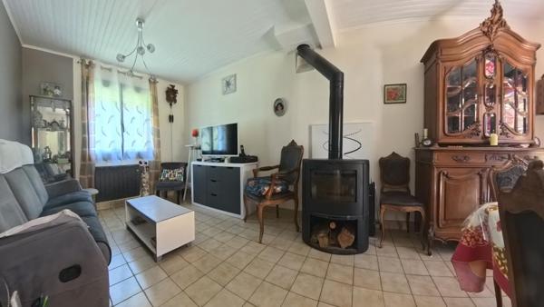Maison familiale avec jardin paysager, 3 chambres, bureau et sous-sol complet.