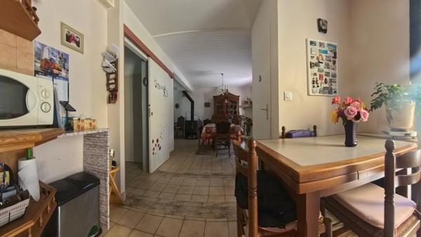 Maison familiale avec jardin paysager, 3 chambres, bureau et sous-sol complet.