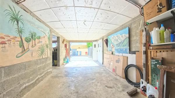 Maison familiale avec jardin paysager, 3 chambres, bureau et sous-sol complet.