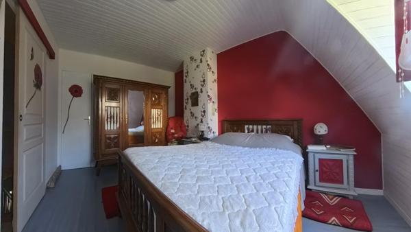 Maison familiale avec jardin paysager, 3 chambres, bureau et sous-sol complet.