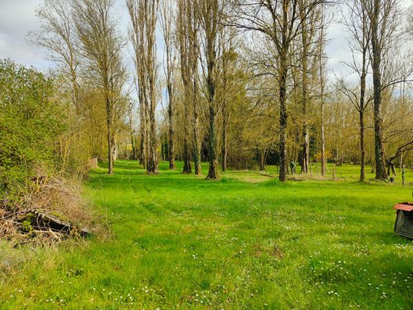 86220 SAINT REMY SUR CREUSE Terrain de loisirs 2980m² avec cabanon et accès sur "La Creuse".