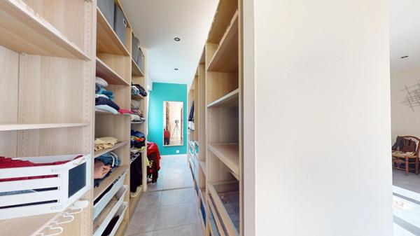 MAISON 5 CHAMBRES + PISCINE COUVERTE + ATELIER PRO + JARDIN