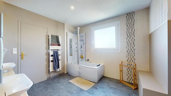 MAISON 5 CHAMBRES + PISCINE COUVERTE + ATELIER PRO + JARDIN