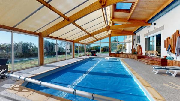 MAISON 5 CHAMBRES + PISCINE COUVERTE + ATELIER PRO + JARDIN