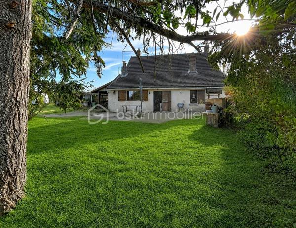 Venez découvrir cette charmante maison qui saura vous séduire par sont style et son potentiel.  idéale pour ceux qui recherchent un style de vie alliant histoire et modernité. Située dans un quartier paisible, cette demeure offre un accès facile aux commodités urbaines, tout en garantissant sérénité et tranquillité.

Cette maison de 125 m², avec ses 6 pièces, offre un agencement spacieux et convivial. Le séjour, se prête parfaitement aux réceptions. La cuisine, point central de la maison, promet de grands moments culinaires. Bien que des rénovations ne soient pas requises immédiatement, cette demeure vous invite à y mettre votre touche personnelle tout en valorisant ses atouts d'origine.

Profitez pleinement d'une terrasse accueillante, parfaite pour les soirées d'été, et de quatre places de stationnement pour votre confort. Bien qu'aucune orientation particulière ne soit mise en avant, les espaces extérieurs vous promettent de doux moments à partager en famille.

Bien équipé, ce bien reste sobre avec peu d'éléments de haute technologie, vous offrant un environnement propice au bien-être authentique. Malgré l'absence d'installations modernes telles que l'interphone ou la vidéosurveillance, cette maison assure un cadre intime et déconnecté. Le mode de chauffage est au fioul, le vitrage est simple et électricité nous ramène dans les années 80 mais c'est le prix à payer pour qui souhaite écrire sa futur histoire dans cette chaleureuse maison. 

Proche des principales routes et à quelques minutes des commerces et écoles, ce bien est un havre de calme à quelques pas de vos besoins quotidiens. Ce bien à vendre est présenté par Jean-Philippe Mary. Profitez de cette opportunité pour retrouver le charme d'une autre époque, prêt à accueillir vos souvenirs futurs.