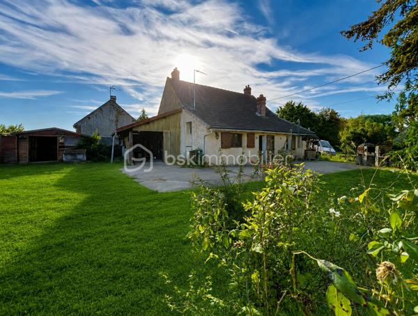 Venez découvrir cette charmante maison qui saura vous séduire par sont style et son potentiel.  idéale pour ceux qui recherchent un style de vie alliant histoire et modernité. Située dans un quartier paisible, cette demeure offre un accès facile aux commodités urbaines, tout en garantissant sérénité et tranquillité.

Cette maison de 125 m², avec ses 6 pièces, offre un agencement spacieux et convivial. Le séjour, se prête parfaitement aux réceptions. La cuisine, point central de la maison, promet de grands moments culinaires. Bien que des rénovations ne soient pas requises immédiatement, cette demeure vous invite à y mettre votre touche personnelle tout en valorisant ses atouts d'origine.

Profitez pleinement d'une terrasse accueillante, parfaite pour les soirées d'été, et de quatre places de stationnement pour votre confort. Bien qu'aucune orientation particulière ne soit mise en avant, les espaces extérieurs vous promettent de doux moments à partager en famille.

Bien équipé, ce bien reste sobre avec peu d'éléments de haute technologie, vous offrant un environnement propice au bien-être authentique. Malgré l'absence d'installations modernes telles que l'interphone ou la vidéosurveillance, cette maison assure un cadre intime et déconnecté. Le mode de chauffage est au fioul, le vitrage est simple et électricité nous ramène dans les années 80 mais c'est le prix à payer pour qui souhaite écrire sa futur histoire dans cette chaleureuse maison. 

Proche des principales routes et à quelques minutes des commerces et écoles, ce bien est un havre de calme à quelques pas de vos besoins quotidiens. Ce bien à vendre est présenté par Jean-Philippe Mary. Profitez de cette opportunité pour retrouver le charme d'une autre époque, prêt à accueillir vos souvenirs futurs.