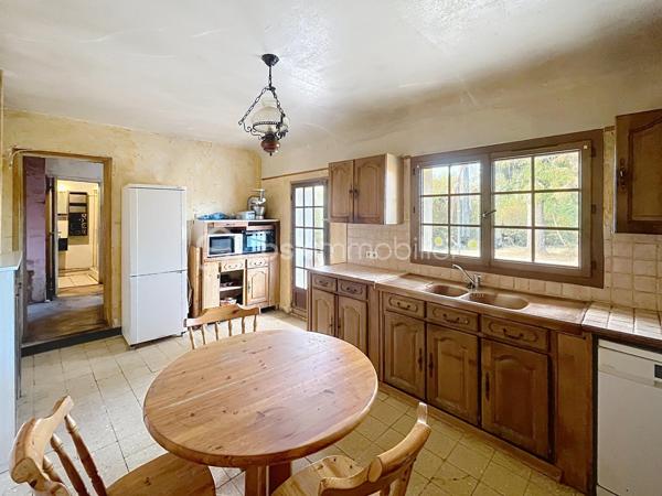 Venez découvrir cette charmante maison qui saura vous séduire par sont style et son potentiel.  idéale pour ceux qui recherchent un style de vie alliant histoire et modernité. Située dans un quartier paisible, cette demeure offre un accès facile aux commodités urbaines, tout en garantissant sérénité et tranquillité.

Cette maison de 125 m², avec ses 6 pièces, offre un agencement spacieux et convivial. Le séjour, se prête parfaitement aux réceptions. La cuisine, point central de la maison, promet de grands moments culinaires. Bien que des rénovations ne soient pas requises immédiatement, cette demeure vous invite à y mettre votre touche personnelle tout en valorisant ses atouts d'origine.

Profitez pleinement d'une terrasse accueillante, parfaite pour les soirées d'été, et de quatre places de stationnement pour votre confort. Bien qu'aucune orientation particulière ne soit mise en avant, les espaces extérieurs vous promettent de doux moments à partager en famille.

Bien équipé, ce bien reste sobre avec peu d'éléments de haute technologie, vous offrant un environnement propice au bien-être authentique. Malgré l'absence d'installations modernes telles que l'interphone ou la vidéosurveillance, cette maison assure un cadre intime et déconnecté. Le mode de chauffage est au fioul, le vitrage est simple et électricité nous ramène dans les années 80 mais c'est le prix à payer pour qui souhaite écrire sa futur histoire dans cette chaleureuse maison. 

Proche des principales routes et à quelques minutes des commerces et écoles, ce bien est un havre de calme à quelques pas de vos besoins quotidiens. Ce bien à vendre est présenté par Jean-Philippe Mary. Profitez de cette opportunité pour retrouver le charme d'une autre époque, prêt à accueillir vos souvenirs futurs.