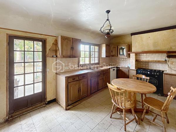 Venez découvrir cette charmante maison qui saura vous séduire par sont style et son potentiel.  idéale pour ceux qui recherchent un style de vie alliant histoire et modernité. Située dans un quartier paisible, cette demeure offre un accès facile aux commodités urbaines, tout en garantissant sérénité et tranquillité.

Cette maison de 125 m², avec ses 6 pièces, offre un agencement spacieux et convivial. Le séjour, se prête parfaitement aux réceptions. La cuisine, point central de la maison, promet de grands moments culinaires. Bien que des rénovations ne soient pas requises immédiatement, cette demeure vous invite à y mettre votre touche personnelle tout en valorisant ses atouts d'origine.

Profitez pleinement d'une terrasse accueillante, parfaite pour les soirées d'été, et de quatre places de stationnement pour votre confort. Bien qu'aucune orientation particulière ne soit mise en avant, les espaces extérieurs vous promettent de doux moments à partager en famille.

Bien équipé, ce bien reste sobre avec peu d'éléments de haute technologie, vous offrant un environnement propice au bien-être authentique. Malgré l'absence d'installations modernes telles que l'interphone ou la vidéosurveillance, cette maison assure un cadre intime et déconnecté. Le mode de chauffage est au fioul, le vitrage est simple et électricité nous ramène dans les années 80 mais c'est le prix à payer pour qui souhaite écrire sa futur histoire dans cette chaleureuse maison. 

Proche des principales routes et à quelques minutes des commerces et écoles, ce bien est un havre de calme à quelques pas de vos besoins quotidiens. Ce bien à vendre est présenté par Jean-Philippe Mary. Profitez de cette opportunité pour retrouver le charme d'une autre époque, prêt à accueillir vos souvenirs futurs.
