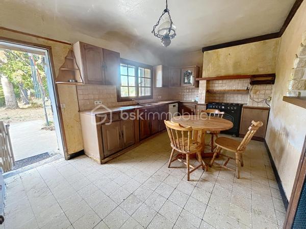 Venez découvrir cette charmante maison qui saura vous séduire par sont style et son potentiel.  idéale pour ceux qui recherchent un style de vie alliant histoire et modernité. Située dans un quartier paisible, cette demeure offre un accès facile aux commodités urbaines, tout en garantissant sérénité et tranquillité.

Cette maison de 125 m², avec ses 6 pièces, offre un agencement spacieux et convivial. Le séjour, se prête parfaitement aux réceptions. La cuisine, point central de la maison, promet de grands moments culinaires. Bien que des rénovations ne soient pas requises immédiatement, cette demeure vous invite à y mettre votre touche personnelle tout en valorisant ses atouts d'origine.

Profitez pleinement d'une terrasse accueillante, parfaite pour les soirées d'été, et de quatre places de stationnement pour votre confort. Bien qu'aucune orientation particulière ne soit mise en avant, les espaces extérieurs vous promettent de doux moments à partager en famille.

Bien équipé, ce bien reste sobre avec peu d'éléments de haute technologie, vous offrant un environnement propice au bien-être authentique. Malgré l'absence d'installations modernes telles que l'interphone ou la vidéosurveillance, cette maison assure un cadre intime et déconnecté. Le mode de chauffage est au fioul, le vitrage est simple et électricité nous ramène dans les années 80 mais c'est le prix à payer pour qui souhaite écrire sa futur histoire dans cette chaleureuse maison. 

Proche des principales routes et à quelques minutes des commerces et écoles, ce bien est un havre de calme à quelques pas de vos besoins quotidiens. Ce bien à vendre est présenté par Jean-Philippe Mary. Profitez de cette opportunité pour retrouver le charme d'une autre époque, prêt à accueillir vos souvenirs futurs.