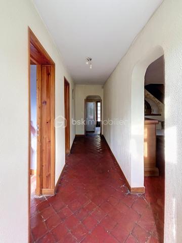 Venez découvrir cette charmante maison qui saura vous séduire par sont style et son potentiel.  idéale pour ceux qui recherchent un style de vie alliant histoire et modernité. Située dans un quartier paisible, cette demeure offre un accès facile aux commodités urbaines, tout en garantissant sérénité et tranquillité.

Cette maison de 125 m², avec ses 6 pièces, offre un agencement spacieux et convivial. Le séjour, se prête parfaitement aux réceptions. La cuisine, point central de la maison, promet de grands moments culinaires. Bien que des rénovations ne soient pas requises immédiatement, cette demeure vous invite à y mettre votre touche personnelle tout en valorisant ses atouts d'origine.

Profitez pleinement d'une terrasse accueillante, parfaite pour les soirées d'été, et de quatre places de stationnement pour votre confort. Bien qu'aucune orientation particulière ne soit mise en avant, les espaces extérieurs vous promettent de doux moments à partager en famille.

Bien équipé, ce bien reste sobre avec peu d'éléments de haute technologie, vous offrant un environnement propice au bien-être authentique. Malgré l'absence d'installations modernes telles que l'interphone ou la vidéosurveillance, cette maison assure un cadre intime et déconnecté. Le mode de chauffage est au fioul, le vitrage est simple et électricité nous ramène dans les années 80 mais c'est le prix à payer pour qui souhaite écrire sa futur histoire dans cette chaleureuse maison. 

Proche des principales routes et à quelques minutes des commerces et écoles, ce bien est un havre de calme à quelques pas de vos besoins quotidiens. Ce bien à vendre est présenté par Jean-Philippe Mary. Profitez de cette opportunité pour retrouver le charme d'une autre époque, prêt à accueillir vos souvenirs futurs.