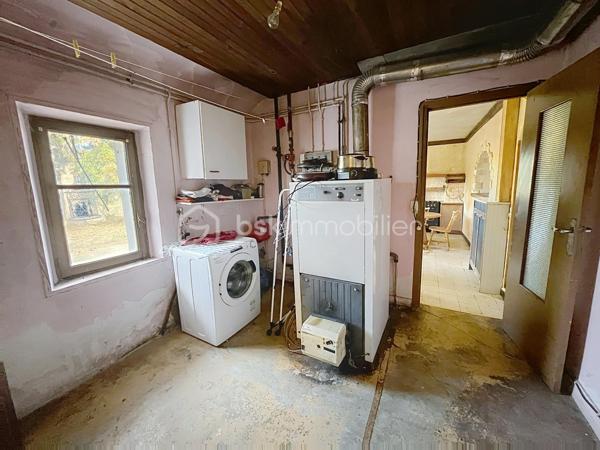 Venez découvrir cette charmante maison qui saura vous séduire par sont style et son potentiel.  idéale pour ceux qui recherchent un style de vie alliant histoire et modernité. Située dans un quartier paisible, cette demeure offre un accès facile aux commodités urbaines, tout en garantissant sérénité et tranquillité.

Cette maison de 125 m², avec ses 6 pièces, offre un agencement spacieux et convivial. Le séjour, se prête parfaitement aux réceptions. La cuisine, point central de la maison, promet de grands moments culinaires. Bien que des rénovations ne soient pas requises immédiatement, cette demeure vous invite à y mettre votre touche personnelle tout en valorisant ses atouts d'origine.

Profitez pleinement d'une terrasse accueillante, parfaite pour les soirées d'été, et de quatre places de stationnement pour votre confort. Bien qu'aucune orientation particulière ne soit mise en avant, les espaces extérieurs vous promettent de doux moments à partager en famille.

Bien équipé, ce bien reste sobre avec peu d'éléments de haute technologie, vous offrant un environnement propice au bien-être authentique. Malgré l'absence d'installations modernes telles que l'interphone ou la vidéosurveillance, cette maison assure un cadre intime et déconnecté. Le mode de chauffage est au fioul, le vitrage est simple et électricité nous ramène dans les années 80 mais c'est le prix à payer pour qui souhaite écrire sa futur histoire dans cette chaleureuse maison. 

Proche des principales routes et à quelques minutes des commerces et écoles, ce bien est un havre de calme à quelques pas de vos besoins quotidiens. Ce bien à vendre est présenté par Jean-Philippe Mary. Profitez de cette opportunité pour retrouver le charme d'une autre époque, prêt à accueillir vos souvenirs futurs.