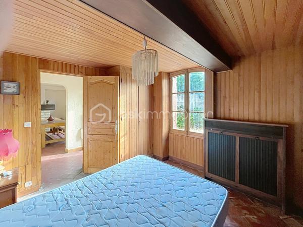 Venez découvrir cette charmante maison qui saura vous séduire par sont style et son potentiel.  idéale pour ceux qui recherchent un style de vie alliant histoire et modernité. Située dans un quartier paisible, cette demeure offre un accès facile aux commodités urbaines, tout en garantissant sérénité et tranquillité.

Cette maison de 125 m², avec ses 6 pièces, offre un agencement spacieux et convivial. Le séjour, se prête parfaitement aux réceptions. La cuisine, point central de la maison, promet de grands moments culinaires. Bien que des rénovations ne soient pas requises immédiatement, cette demeure vous invite à y mettre votre touche personnelle tout en valorisant ses atouts d'origine.

Profitez pleinement d'une terrasse accueillante, parfaite pour les soirées d'été, et de quatre places de stationnement pour votre confort. Bien qu'aucune orientation particulière ne soit mise en avant, les espaces extérieurs vous promettent de doux moments à partager en famille.

Bien équipé, ce bien reste sobre avec peu d'éléments de haute technologie, vous offrant un environnement propice au bien-être authentique. Malgré l'absence d'installations modernes telles que l'interphone ou la vidéosurveillance, cette maison assure un cadre intime et déconnecté. Le mode de chauffage est au fioul, le vitrage est simple et électricité nous ramène dans les années 80 mais c'est le prix à payer pour qui souhaite écrire sa futur histoire dans cette chaleureuse maison. 

Proche des principales routes et à quelques minutes des commerces et écoles, ce bien est un havre de calme à quelques pas de vos besoins quotidiens. Ce bien à vendre est présenté par Jean-Philippe Mary. Profitez de cette opportunité pour retrouver le charme d'une autre époque, prêt à accueillir vos souvenirs futurs.