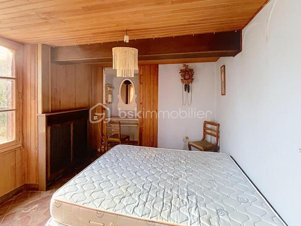 Venez découvrir cette charmante maison qui saura vous séduire par sont style et son potentiel.  idéale pour ceux qui recherchent un style de vie alliant histoire et modernité. Située dans un quartier paisible, cette demeure offre un accès facile aux commodités urbaines, tout en garantissant sérénité et tranquillité.

Cette maison de 125 m², avec ses 6 pièces, offre un agencement spacieux et convivial. Le séjour, se prête parfaitement aux réceptions. La cuisine, point central de la maison, promet de grands moments culinaires. Bien que des rénovations ne soient pas requises immédiatement, cette demeure vous invite à y mettre votre touche personnelle tout en valorisant ses atouts d'origine.

Profitez pleinement d'une terrasse accueillante, parfaite pour les soirées d'été, et de quatre places de stationnement pour votre confort. Bien qu'aucune orientation particulière ne soit mise en avant, les espaces extérieurs vous promettent de doux moments à partager en famille.

Bien équipé, ce bien reste sobre avec peu d'éléments de haute technologie, vous offrant un environnement propice au bien-être authentique. Malgré l'absence d'installations modernes telles que l'interphone ou la vidéosurveillance, cette maison assure un cadre intime et déconnecté. Le mode de chauffage est au fioul, le vitrage est simple et électricité nous ramène dans les années 80 mais c'est le prix à payer pour qui souhaite écrire sa futur histoire dans cette chaleureuse maison. 

Proche des principales routes et à quelques minutes des commerces et écoles, ce bien est un havre de calme à quelques pas de vos besoins quotidiens. Ce bien à vendre est présenté par Jean-Philippe Mary. Profitez de cette opportunité pour retrouver le charme d'une autre époque, prêt à accueillir vos souvenirs futurs.