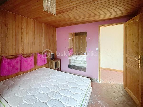 Venez découvrir cette charmante maison qui saura vous séduire par sont style et son potentiel.  idéale pour ceux qui recherchent un style de vie alliant histoire et modernité. Située dans un quartier paisible, cette demeure offre un accès facile aux commodités urbaines, tout en garantissant sérénité et tranquillité.

Cette maison de 125 m², avec ses 6 pièces, offre un agencement spacieux et convivial. Le séjour, se prête parfaitement aux réceptions. La cuisine, point central de la maison, promet de grands moments culinaires. Bien que des rénovations ne soient pas requises immédiatement, cette demeure vous invite à y mettre votre touche personnelle tout en valorisant ses atouts d'origine.

Profitez pleinement d'une terrasse accueillante, parfaite pour les soirées d'été, et de quatre places de stationnement pour votre confort. Bien qu'aucune orientation particulière ne soit mise en avant, les espaces extérieurs vous promettent de doux moments à partager en famille.

Bien équipé, ce bien reste sobre avec peu d'éléments de haute technologie, vous offrant un environnement propice au bien-être authentique. Malgré l'absence d'installations modernes telles que l'interphone ou la vidéosurveillance, cette maison assure un cadre intime et déconnecté. Le mode de chauffage est au fioul, le vitrage est simple et électricité nous ramène dans les années 80 mais c'est le prix à payer pour qui souhaite écrire sa futur histoire dans cette chaleureuse maison. 

Proche des principales routes et à quelques minutes des commerces et écoles, ce bien est un havre de calme à quelques pas de vos besoins quotidiens. Ce bien à vendre est présenté par Jean-Philippe Mary. Profitez de cette opportunité pour retrouver le charme d'une autre époque, prêt à accueillir vos souvenirs futurs.