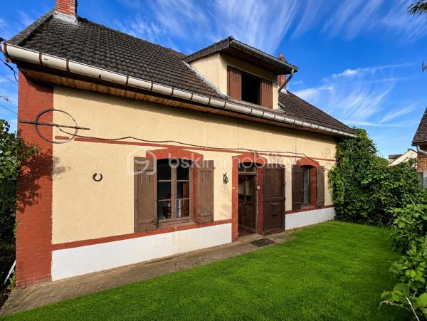 Venez découvrir cette charmante maison qui saura vous séduire par sont style et son potentiel.  idéale pour ceux qui recherchent un style de vie alliant histoire et modernité. Située dans un quartier paisible, cette demeure offre un accès facile aux commodités urbaines, tout en garantissant sérénité et tranquillité.

Cette maison de 125 m², avec ses 6 pièces, offre un agencement spacieux et convivial. Le séjour, se prête parfaitement aux réceptions. La cuisine, point central de la maison, promet de grands moments culinaires. Bien que des rénovations ne soient pas requises immédiatement, cette demeure vous invite à y mettre votre touche personnelle tout en valorisant ses atouts d'origine.

Profitez pleinement d'une terrasse accueillante, parfaite pour les soirées d'été, et de quatre places de stationnement pour votre confort. Bien qu'aucune orientation particulière ne soit mise en avant, les espaces extérieurs vous promettent de doux moments à partager en famille.

Bien équipé, ce bien reste sobre avec peu d'éléments de haute technologie, vous offrant un environnement propice au bien-être authentique. Malgré l'absence d'installations modernes telles que l'interphone ou la vidéosurveillance, cette maison assure un cadre intime et déconnecté. Le mode de chauffage est au fioul, le vitrage est simple et électricité nous ramène dans les années 80 mais c'est le prix à payer pour qui souhaite écrire sa futur histoire dans cette chaleureuse maison. 

Proche des principales routes et à quelques minutes des commerces et écoles, ce bien est un havre de calme à quelques pas de vos besoins quotidiens. Ce bien à vendre est présenté par Jean-Philippe Mary. Profitez de cette opportunité pour retrouver le charme d'une autre époque, prêt à accueillir vos souvenirs futurs.