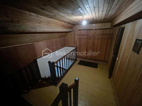 Venez découvrir cette charmante maison qui saura vous séduire par sont style et son potentiel.  idéale pour ceux qui recherchent un style de vie alliant histoire et modernité. Située dans un quartier paisible, cette demeure offre un accès facile aux commodités urbaines, tout en garantissant sérénité et tranquillité.

Cette maison de 125 m², avec ses 6 pièces, offre un agencement spacieux et convivial. Le séjour, se prête parfaitement aux réceptions. La cuisine, point central de la maison, promet de grands moments culinaires. Bien que des rénovations ne soient pas requises immédiatement, cette demeure vous invite à y mettre votre touche personnelle tout en valorisant ses atouts d'origine.

Profitez pleinement d'une terrasse accueillante, parfaite pour les soirées d'été, et de quatre places de stationnement pour votre confort. Bien qu'aucune orientation particulière ne soit mise en avant, les espaces extérieurs vous promettent de doux moments à partager en famille.

Bien équipé, ce bien reste sobre avec peu d'éléments de haute technologie, vous offrant un environnement propice au bien-être authentique. Malgré l'absence d'installations modernes telles que l'interphone ou la vidéosurveillance, cette maison assure un cadre intime et déconnecté. Le mode de chauffage est au fioul, le vitrage est simple et électricité nous ramène dans les années 80 mais c'est le prix à payer pour qui souhaite écrire sa futur histoire dans cette chaleureuse maison. 

Proche des principales routes et à quelques minutes des commerces et écoles, ce bien est un havre de calme à quelques pas de vos besoins quotidiens. Ce bien à vendre est présenté par Jean-Philippe Mary. Profitez de cette opportunité pour retrouver le charme d'une autre époque, prêt à accueillir vos souvenirs futurs.