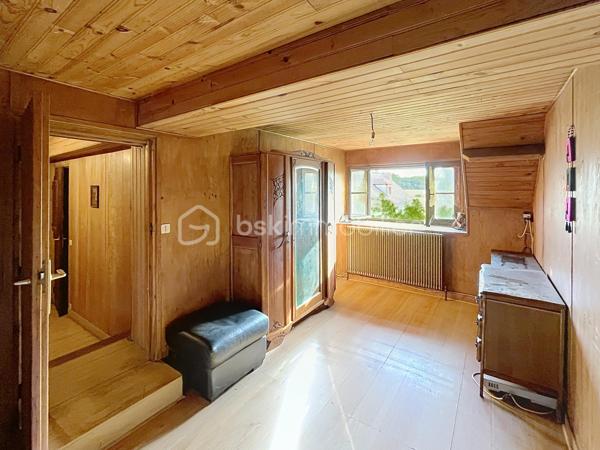 Venez découvrir cette charmante maison qui saura vous séduire par sont style et son potentiel.  idéale pour ceux qui recherchent un style de vie alliant histoire et modernité. Située dans un quartier paisible, cette demeure offre un accès facile aux commodités urbaines, tout en garantissant sérénité et tranquillité.

Cette maison de 125 m², avec ses 6 pièces, offre un agencement spacieux et convivial. Le séjour, se prête parfaitement aux réceptions. La cuisine, point central de la maison, promet de grands moments culinaires. Bien que des rénovations ne soient pas requises immédiatement, cette demeure vous invite à y mettre votre touche personnelle tout en valorisant ses atouts d'origine.

Profitez pleinement d'une terrasse accueillante, parfaite pour les soirées d'été, et de quatre places de stationnement pour votre confort. Bien qu'aucune orientation particulière ne soit mise en avant, les espaces extérieurs vous promettent de doux moments à partager en famille.

Bien équipé, ce bien reste sobre avec peu d'éléments de haute technologie, vous offrant un environnement propice au bien-être authentique. Malgré l'absence d'installations modernes telles que l'interphone ou la vidéosurveillance, cette maison assure un cadre intime et déconnecté. Le mode de chauffage est au fioul, le vitrage est simple et électricité nous ramène dans les années 80 mais c'est le prix à payer pour qui souhaite écrire sa futur histoire dans cette chaleureuse maison. 

Proche des principales routes et à quelques minutes des commerces et écoles, ce bien est un havre de calme à quelques pas de vos besoins quotidiens. Ce bien à vendre est présenté par Jean-Philippe Mary. Profitez de cette opportunité pour retrouver le charme d'une autre époque, prêt à accueillir vos souvenirs futurs.