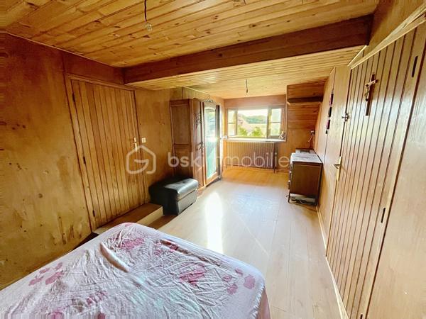Venez découvrir cette charmante maison qui saura vous séduire par sont style et son potentiel.  idéale pour ceux qui recherchent un style de vie alliant histoire et modernité. Située dans un quartier paisible, cette demeure offre un accès facile aux commodités urbaines, tout en garantissant sérénité et tranquillité.

Cette maison de 125 m², avec ses 6 pièces, offre un agencement spacieux et convivial. Le séjour, se prête parfaitement aux réceptions. La cuisine, point central de la maison, promet de grands moments culinaires. Bien que des rénovations ne soient pas requises immédiatement, cette demeure vous invite à y mettre votre touche personnelle tout en valorisant ses atouts d'origine.

Profitez pleinement d'une terrasse accueillante, parfaite pour les soirées d'été, et de quatre places de stationnement pour votre confort. Bien qu'aucune orientation particulière ne soit mise en avant, les espaces extérieurs vous promettent de doux moments à partager en famille.

Bien équipé, ce bien reste sobre avec peu d'éléments de haute technologie, vous offrant un environnement propice au bien-être authentique. Malgré l'absence d'installations modernes telles que l'interphone ou la vidéosurveillance, cette maison assure un cadre intime et déconnecté. Le mode de chauffage est au fioul, le vitrage est simple et électricité nous ramène dans les années 80 mais c'est le prix à payer pour qui souhaite écrire sa futur histoire dans cette chaleureuse maison. 

Proche des principales routes et à quelques minutes des commerces et écoles, ce bien est un havre de calme à quelques pas de vos besoins quotidiens. Ce bien à vendre est présenté par Jean-Philippe Mary. Profitez de cette opportunité pour retrouver le charme d'une autre époque, prêt à accueillir vos souvenirs futurs.