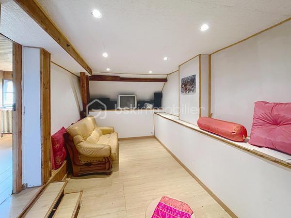 Venez découvrir cette charmante maison qui saura vous séduire par sont style et son potentiel.  idéale pour ceux qui recherchent un style de vie alliant histoire et modernité. Située dans un quartier paisible, cette demeure offre un accès facile aux commodités urbaines, tout en garantissant sérénité et tranquillité.

Cette maison de 125 m², avec ses 6 pièces, offre un agencement spacieux et convivial. Le séjour, se prête parfaitement aux réceptions. La cuisine, point central de la maison, promet de grands moments culinaires. Bien que des rénovations ne soient pas requises immédiatement, cette demeure vous invite à y mettre votre touche personnelle tout en valorisant ses atouts d'origine.

Profitez pleinement d'une terrasse accueillante, parfaite pour les soirées d'été, et de quatre places de stationnement pour votre confort. Bien qu'aucune orientation particulière ne soit mise en avant, les espaces extérieurs vous promettent de doux moments à partager en famille.

Bien équipé, ce bien reste sobre avec peu d'éléments de haute technologie, vous offrant un environnement propice au bien-être authentique. Malgré l'absence d'installations modernes telles que l'interphone ou la vidéosurveillance, cette maison assure un cadre intime et déconnecté. Le mode de chauffage est au fioul, le vitrage est simple et électricité nous ramène dans les années 80 mais c'est le prix à payer pour qui souhaite écrire sa futur histoire dans cette chaleureuse maison. 

Proche des principales routes et à quelques minutes des commerces et écoles, ce bien est un havre de calme à quelques pas de vos besoins quotidiens. Ce bien à vendre est présenté par Jean-Philippe Mary. Profitez de cette opportunité pour retrouver le charme d'une autre époque, prêt à accueillir vos souvenirs futurs.