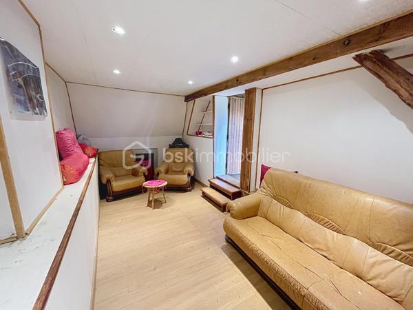 Venez découvrir cette charmante maison qui saura vous séduire par sont style et son potentiel.  idéale pour ceux qui recherchent un style de vie alliant histoire et modernité. Située dans un quartier paisible, cette demeure offre un accès facile aux commodités urbaines, tout en garantissant sérénité et tranquillité.

Cette maison de 125 m², avec ses 6 pièces, offre un agencement spacieux et convivial. Le séjour, se prête parfaitement aux réceptions. La cuisine, point central de la maison, promet de grands moments culinaires. Bien que des rénovations ne soient pas requises immédiatement, cette demeure vous invite à y mettre votre touche personnelle tout en valorisant ses atouts d'origine.

Profitez pleinement d'une terrasse accueillante, parfaite pour les soirées d'été, et de quatre places de stationnement pour votre confort. Bien qu'aucune orientation particulière ne soit mise en avant, les espaces extérieurs vous promettent de doux moments à partager en famille.

Bien équipé, ce bien reste sobre avec peu d'éléments de haute technologie, vous offrant un environnement propice au bien-être authentique. Malgré l'absence d'installations modernes telles que l'interphone ou la vidéosurveillance, cette maison assure un cadre intime et déconnecté. Le mode de chauffage est au fioul, le vitrage est simple et électricité nous ramène dans les années 80 mais c'est le prix à payer pour qui souhaite écrire sa futur histoire dans cette chaleureuse maison. 

Proche des principales routes et à quelques minutes des commerces et écoles, ce bien est un havre de calme à quelques pas de vos besoins quotidiens. Ce bien à vendre est présenté par Jean-Philippe Mary. Profitez de cette opportunité pour retrouver le charme d'une autre époque, prêt à accueillir vos souvenirs futurs.
