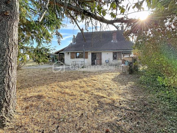 Venez découvrir cette charmante maison qui saura vous séduire par sont style et son potentiel.  idéale pour ceux qui recherchent un style de vie alliant histoire et modernité. Située dans un quartier paisible, cette demeure offre un accès facile aux commodités urbaines, tout en garantissant sérénité et tranquillité.

Cette maison de 125 m², avec ses 6 pièces, offre un agencement spacieux et convivial. Le séjour, se prête parfaitement aux réceptions. La cuisine, point central de la maison, promet de grands moments culinaires. Bien que des rénovations ne soient pas requises immédiatement, cette demeure vous invite à y mettre votre touche personnelle tout en valorisant ses atouts d'origine.

Profitez pleinement d'une terrasse accueillante, parfaite pour les soirées d'été, et de quatre places de stationnement pour votre confort. Bien qu'aucune orientation particulière ne soit mise en avant, les espaces extérieurs vous promettent de doux moments à partager en famille.

Bien équipé, ce bien reste sobre avec peu d'éléments de haute technologie, vous offrant un environnement propice au bien-être authentique. Malgré l'absence d'installations modernes telles que l'interphone ou la vidéosurveillance, cette maison assure un cadre intime et déconnecté. Le mode de chauffage est au fioul, le vitrage est simple et électricité nous ramène dans les années 80 mais c'est le prix à payer pour qui souhaite écrire sa futur histoire dans cette chaleureuse maison. 

Proche des principales routes et à quelques minutes des commerces et écoles, ce bien est un havre de calme à quelques pas de vos besoins quotidiens. Ce bien à vendre est présenté par Jean-Philippe Mary. Profitez de cette opportunité pour retrouver le charme d'une autre époque, prêt à accueillir vos souvenirs futurs.