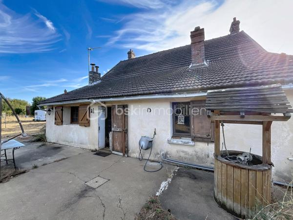Venez découvrir cette charmante maison qui saura vous séduire par sont style et son potentiel.  idéale pour ceux qui recherchent un style de vie alliant histoire et modernité. Située dans un quartier paisible, cette demeure offre un accès facile aux commodités urbaines, tout en garantissant sérénité et tranquillité.

Cette maison de 125 m², avec ses 6 pièces, offre un agencement spacieux et convivial. Le séjour, se prête parfaitement aux réceptions. La cuisine, point central de la maison, promet de grands moments culinaires. Bien que des rénovations ne soient pas requises immédiatement, cette demeure vous invite à y mettre votre touche personnelle tout en valorisant ses atouts d'origine.

Profitez pleinement d'une terrasse accueillante, parfaite pour les soirées d'été, et de quatre places de stationnement pour votre confort. Bien qu'aucune orientation particulière ne soit mise en avant, les espaces extérieurs vous promettent de doux moments à partager en famille.

Bien équipé, ce bien reste sobre avec peu d'éléments de haute technologie, vous offrant un environnement propice au bien-être authentique. Malgré l'absence d'installations modernes telles que l'interphone ou la vidéosurveillance, cette maison assure un cadre intime et déconnecté. Le mode de chauffage est au fioul, le vitrage est simple et électricité nous ramène dans les années 80 mais c'est le prix à payer pour qui souhaite écrire sa futur histoire dans cette chaleureuse maison. 

Proche des principales routes et à quelques minutes des commerces et écoles, ce bien est un havre de calme à quelques pas de vos besoins quotidiens. Ce bien à vendre est présenté par Jean-Philippe Mary. Profitez de cette opportunité pour retrouver le charme d'une autre époque, prêt à accueillir vos souvenirs futurs.