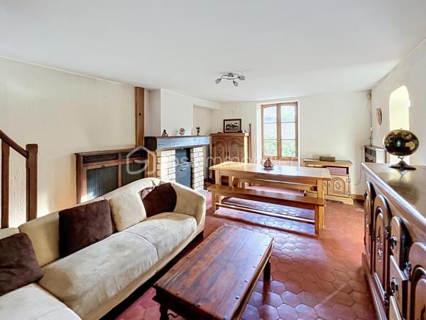 Venez découvrir cette charmante maison qui saura vous séduire par sont style et son potentiel.  idéale pour ceux qui recherchent un style de vie alliant histoire et modernité. Située dans un quartier paisible, cette demeure offre un accès facile aux commodités urbaines, tout en garantissant sérénité et tranquillité.

Cette maison de 125 m², avec ses 6 pièces, offre un agencement spacieux et convivial. Le séjour, se prête parfaitement aux réceptions. La cuisine, point central de la maison, promet de grands moments culinaires. Bien que des rénovations ne soient pas requises immédiatement, cette demeure vous invite à y mettre votre touche personnelle tout en valorisant ses atouts d'origine.

Profitez pleinement d'une terrasse accueillante, parfaite pour les soirées d'été, et de quatre places de stationnement pour votre confort. Bien qu'aucune orientation particulière ne soit mise en avant, les espaces extérieurs vous promettent de doux moments à partager en famille.

Bien équipé, ce bien reste sobre avec peu d'éléments de haute technologie, vous offrant un environnement propice au bien-être authentique. Malgré l'absence d'installations modernes telles que l'interphone ou la vidéosurveillance, cette maison assure un cadre intime et déconnecté. Le mode de chauffage est au fioul, le vitrage est simple et électricité nous ramène dans les années 80 mais c'est le prix à payer pour qui souhaite écrire sa futur histoire dans cette chaleureuse maison. 

Proche des principales routes et à quelques minutes des commerces et écoles, ce bien est un havre de calme à quelques pas de vos besoins quotidiens. Ce bien à vendre est présenté par Jean-Philippe Mary. Profitez de cette opportunité pour retrouver le charme d'une autre époque, prêt à accueillir vos souvenirs futurs.