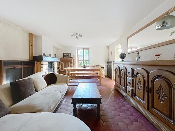 Venez découvrir cette charmante maison qui saura vous séduire par sont style et son potentiel.  idéale pour ceux qui recherchent un style de vie alliant histoire et modernité. Située dans un quartier paisible, cette demeure offre un accès facile aux commodités urbaines, tout en garantissant sérénité et tranquillité.

Cette maison de 125 m², avec ses 6 pièces, offre un agencement spacieux et convivial. Le séjour, se prête parfaitement aux réceptions. La cuisine, point central de la maison, promet de grands moments culinaires. Bien que des rénovations ne soient pas requises immédiatement, cette demeure vous invite à y mettre votre touche personnelle tout en valorisant ses atouts d'origine.

Profitez pleinement d'une terrasse accueillante, parfaite pour les soirées d'été, et de quatre places de stationnement pour votre confort. Bien qu'aucune orientation particulière ne soit mise en avant, les espaces extérieurs vous promettent de doux moments à partager en famille.

Bien équipé, ce bien reste sobre avec peu d'éléments de haute technologie, vous offrant un environnement propice au bien-être authentique. Malgré l'absence d'installations modernes telles que l'interphone ou la vidéosurveillance, cette maison assure un cadre intime et déconnecté. Le mode de chauffage est au fioul, le vitrage est simple et électricité nous ramène dans les années 80 mais c'est le prix à payer pour qui souhaite écrire sa futur histoire dans cette chaleureuse maison. 

Proche des principales routes et à quelques minutes des commerces et écoles, ce bien est un havre de calme à quelques pas de vos besoins quotidiens. Ce bien à vendre est présenté par Jean-Philippe Mary. Profitez de cette opportunité pour retrouver le charme d'une autre époque, prêt à accueillir vos souvenirs futurs.