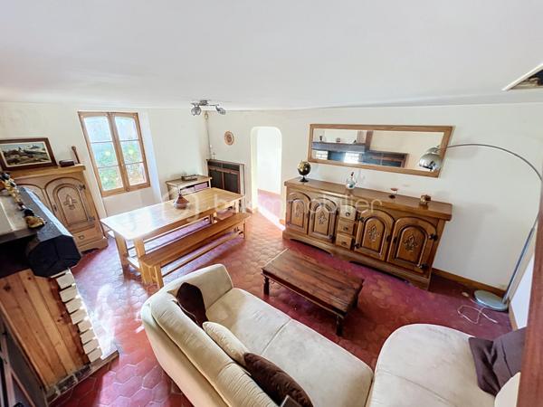 Venez découvrir cette charmante maison qui saura vous séduire par sont style et son potentiel.  idéale pour ceux qui recherchent un style de vie alliant histoire et modernité. Située dans un quartier paisible, cette demeure offre un accès facile aux commodités urbaines, tout en garantissant sérénité et tranquillité.

Cette maison de 125 m², avec ses 6 pièces, offre un agencement spacieux et convivial. Le séjour, se prête parfaitement aux réceptions. La cuisine, point central de la maison, promet de grands moments culinaires. Bien que des rénovations ne soient pas requises immédiatement, cette demeure vous invite à y mettre votre touche personnelle tout en valorisant ses atouts d'origine.

Profitez pleinement d'une terrasse accueillante, parfaite pour les soirées d'été, et de quatre places de stationnement pour votre confort. Bien qu'aucune orientation particulière ne soit mise en avant, les espaces extérieurs vous promettent de doux moments à partager en famille.

Bien équipé, ce bien reste sobre avec peu d'éléments de haute technologie, vous offrant un environnement propice au bien-être authentique. Malgré l'absence d'installations modernes telles que l'interphone ou la vidéosurveillance, cette maison assure un cadre intime et déconnecté. Le mode de chauffage est au fioul, le vitrage est simple et électricité nous ramène dans les années 80 mais c'est le prix à payer pour qui souhaite écrire sa futur histoire dans cette chaleureuse maison. 

Proche des principales routes et à quelques minutes des commerces et écoles, ce bien est un havre de calme à quelques pas de vos besoins quotidiens. Ce bien à vendre est présenté par Jean-Philippe Mary. Profitez de cette opportunité pour retrouver le charme d'une autre époque, prêt à accueillir vos souvenirs futurs.