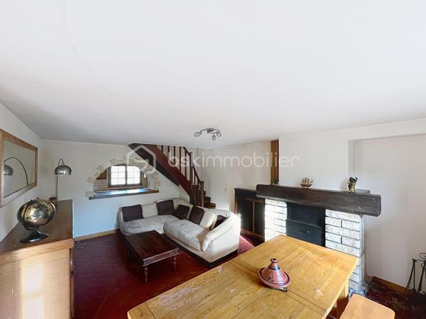 Venez découvrir cette charmante maison qui saura vous séduire par sont style et son potentiel.  idéale pour ceux qui recherchent un style de vie alliant histoire et modernité. Située dans un quartier paisible, cette demeure offre un accès facile aux commodités urbaines, tout en garantissant sérénité et tranquillité.

Cette maison de 125 m², avec ses 6 pièces, offre un agencement spacieux et convivial. Le séjour, se prête parfaitement aux réceptions. La cuisine, point central de la maison, promet de grands moments culinaires. Bien que des rénovations ne soient pas requises immédiatement, cette demeure vous invite à y mettre votre touche personnelle tout en valorisant ses atouts d'origine.

Profitez pleinement d'une terrasse accueillante, parfaite pour les soirées d'été, et de quatre places de stationnement pour votre confort. Bien qu'aucune orientation particulière ne soit mise en avant, les espaces extérieurs vous promettent de doux moments à partager en famille.

Bien équipé, ce bien reste sobre avec peu d'éléments de haute technologie, vous offrant un environnement propice au bien-être authentique. Malgré l'absence d'installations modernes telles que l'interphone ou la vidéosurveillance, cette maison assure un cadre intime et déconnecté. Le mode de chauffage est au fioul, le vitrage est simple et électricité nous ramène dans les années 80 mais c'est le prix à payer pour qui souhaite écrire sa futur histoire dans cette chaleureuse maison. 

Proche des principales routes et à quelques minutes des commerces et écoles, ce bien est un havre de calme à quelques pas de vos besoins quotidiens. Ce bien à vendre est présenté par Jean-Philippe Mary. Profitez de cette opportunité pour retrouver le charme d'une autre époque, prêt à accueillir vos souvenirs futurs.