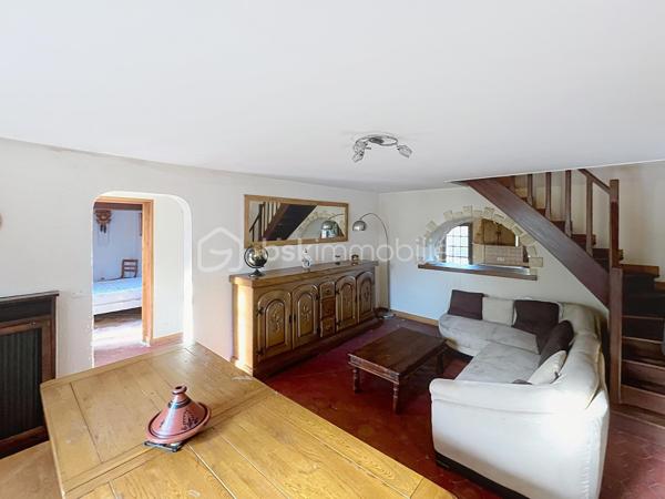 Venez découvrir cette charmante maison qui saura vous séduire par sont style et son potentiel.  idéale pour ceux qui recherchent un style de vie alliant histoire et modernité. Située dans un quartier paisible, cette demeure offre un accès facile aux commodités urbaines, tout en garantissant sérénité et tranquillité.

Cette maison de 125 m², avec ses 6 pièces, offre un agencement spacieux et convivial. Le séjour, se prête parfaitement aux réceptions. La cuisine, point central de la maison, promet de grands moments culinaires. Bien que des rénovations ne soient pas requises immédiatement, cette demeure vous invite à y mettre votre touche personnelle tout en valorisant ses atouts d'origine.

Profitez pleinement d'une terrasse accueillante, parfaite pour les soirées d'été, et de quatre places de stationnement pour votre confort. Bien qu'aucune orientation particulière ne soit mise en avant, les espaces extérieurs vous promettent de doux moments à partager en famille.

Bien équipé, ce bien reste sobre avec peu d'éléments de haute technologie, vous offrant un environnement propice au bien-être authentique. Malgré l'absence d'installations modernes telles que l'interphone ou la vidéosurveillance, cette maison assure un cadre intime et déconnecté. Le mode de chauffage est au fioul, le vitrage est simple et électricité nous ramène dans les années 80 mais c'est le prix à payer pour qui souhaite écrire sa futur histoire dans cette chaleureuse maison. 

Proche des principales routes et à quelques minutes des commerces et écoles, ce bien est un havre de calme à quelques pas de vos besoins quotidiens. Ce bien à vendre est présenté par Jean-Philippe Mary. Profitez de cette opportunité pour retrouver le charme d'une autre époque, prêt à accueillir vos souvenirs futurs.