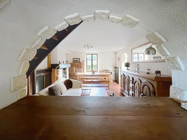 Venez découvrir cette charmante maison qui saura vous séduire par sont style et son potentiel.  idéale pour ceux qui recherchent un style de vie alliant histoire et modernité. Située dans un quartier paisible, cette demeure offre un accès facile aux commodités urbaines, tout en garantissant sérénité et tranquillité.

Cette maison de 125 m², avec ses 6 pièces, offre un agencement spacieux et convivial. Le séjour, se prête parfaitement aux réceptions. La cuisine, point central de la maison, promet de grands moments culinaires. Bien que des rénovations ne soient pas requises immédiatement, cette demeure vous invite à y mettre votre touche personnelle tout en valorisant ses atouts d'origine.

Profitez pleinement d'une terrasse accueillante, parfaite pour les soirées d'été, et de quatre places de stationnement pour votre confort. Bien qu'aucune orientation particulière ne soit mise en avant, les espaces extérieurs vous promettent de doux moments à partager en famille.

Bien équipé, ce bien reste sobre avec peu d'éléments de haute technologie, vous offrant un environnement propice au bien-être authentique. Malgré l'absence d'installations modernes telles que l'interphone ou la vidéosurveillance, cette maison assure un cadre intime et déconnecté. Le mode de chauffage est au fioul, le vitrage est simple et électricité nous ramène dans les années 80 mais c'est le prix à payer pour qui souhaite écrire sa futur histoire dans cette chaleureuse maison. 

Proche des principales routes et à quelques minutes des commerces et écoles, ce bien est un havre de calme à quelques pas de vos besoins quotidiens. Ce bien à vendre est présenté par Jean-Philippe Mary. Profitez de cette opportunité pour retrouver le charme d'une autre époque, prêt à accueillir vos souvenirs futurs.