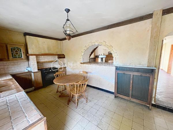 Venez découvrir cette charmante maison qui saura vous séduire par sont style et son potentiel.  idéale pour ceux qui recherchent un style de vie alliant histoire et modernité. Située dans un quartier paisible, cette demeure offre un accès facile aux commodités urbaines, tout en garantissant sérénité et tranquillité.

Cette maison de 125 m², avec ses 6 pièces, offre un agencement spacieux et convivial. Le séjour, se prête parfaitement aux réceptions. La cuisine, point central de la maison, promet de grands moments culinaires. Bien que des rénovations ne soient pas requises immédiatement, cette demeure vous invite à y mettre votre touche personnelle tout en valorisant ses atouts d'origine.

Profitez pleinement d'une terrasse accueillante, parfaite pour les soirées d'été, et de quatre places de stationnement pour votre confort. Bien qu'aucune orientation particulière ne soit mise en avant, les espaces extérieurs vous promettent de doux moments à partager en famille.

Bien équipé, ce bien reste sobre avec peu d'éléments de haute technologie, vous offrant un environnement propice au bien-être authentique. Malgré l'absence d'installations modernes telles que l'interphone ou la vidéosurveillance, cette maison assure un cadre intime et déconnecté. Le mode de chauffage est au fioul, le vitrage est simple et électricité nous ramène dans les années 80 mais c'est le prix à payer pour qui souhaite écrire sa futur histoire dans cette chaleureuse maison. 

Proche des principales routes et à quelques minutes des commerces et écoles, ce bien est un havre de calme à quelques pas de vos besoins quotidiens. Ce bien à vendre est présenté par Jean-Philippe Mary. Profitez de cette opportunité pour retrouver le charme d'une autre époque, prêt à accueillir vos souvenirs futurs.
