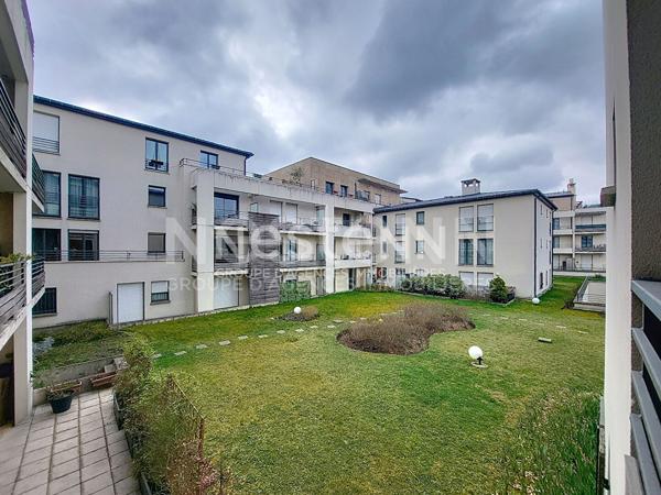 ST CYR L'ECOLE centre ville : Studio de 25 m² avec parking en sous sol